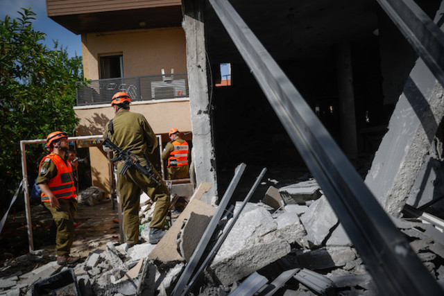 Rescue personnel and Israeli Home Front command at the scene where a rocket from Gaza hit a house in the southern Israeli city of Ashkelon, May 20, 2021. (Photo: Yonatan Sindel/Flash90)