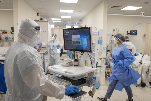 Illustrative - Hospital staff wearing safety gear as they work in the coronavirus ward of Shaare Zedek hospital in Jerusalem, October 14, 2021. (Photo by Olivier Fitoussi/Flash90)