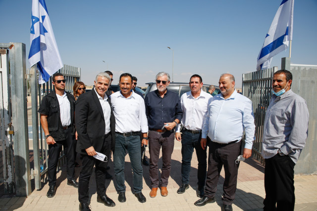 Foreign Minister Yair Lapid and Mansour Abbas, head of the Ra'am party, visit at a high school in the Neve Midbar Regional Council, a region of southern Israel populated by Negev Bedouins, Oct. 21, 2021. (Photo: Flash90)