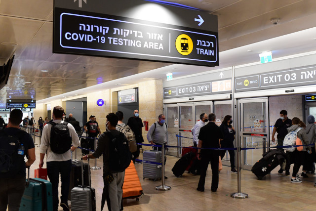 Passengers arriving Ben-Gurion International Airport, as Israel opens it borders, allowing tourists to enter the country, after months of keeping its borders closed to non-citizens, Nov. 1, 2021. (Photo: Tomer Neuberg/Flash90)