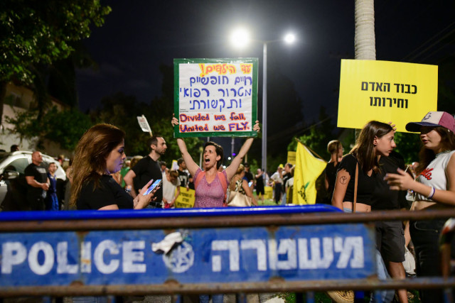 Israelis protest against the Israeli government's vaccination and Green Pass policies outside of PM Naftali Bennett's residence in Rananna, Sept. 21, 2021. (Photo: Avshalom Sassoni/Flash90)