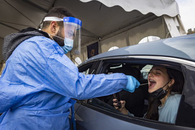 Health care workers test Israelis for COVID-19 in a drive thru complex in Jerusalem, Jan. 2, 2022. (Photo: Olivier Fitoussi/Flash90)