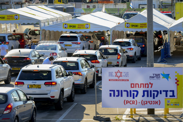 Cars line up at a drive-through COVID-19 testing center in Tel Aviv, Jan. 3, 2022. (Photo: Avshalom Sassoni/Flash90)