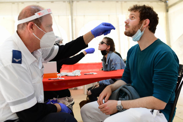 Israelis get tested for COVID-19 at a testing center in Tel Aviv, Jan. 4, 2022. (Photo: Tomer Neuberg/Flash90)