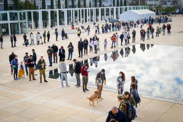 Israelis stand in line to be tested for COVID-19 in Tel Aviv, Jan. 4, 2022. (Photo: Avshalom Sassoni/Flash90)