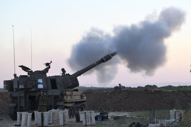 An IDF artillery unit fires towards the Gaza Strip during Operation Guardian of the Walls, May 18, 2021. (Photo: Gili Yaari /Flash90)