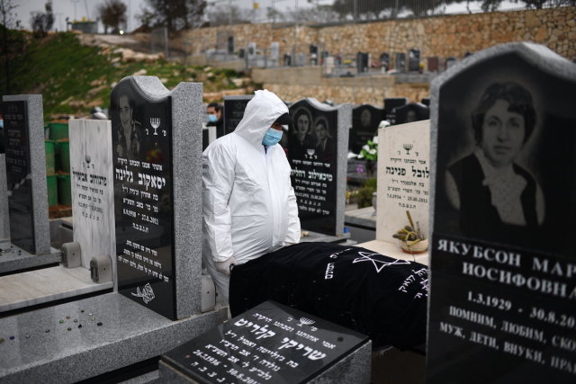 Burial services employees of 'Chevra Kadisha' and several volunteers attended a funeral in Israel. (Photo: Gili Yaari/Flash90)