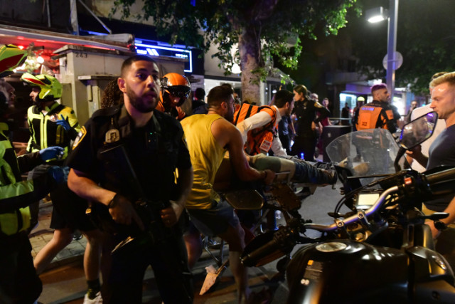 Police and rescue workers at the scene of a terror attack on Dizengoff Street, central Tel Aviv, where at least two were killed and six wounded in the shooting, April 7, 2022. (Photo: Avshalom Sassoni/FLASH90)