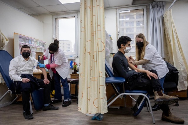 Young Israelis receive a dose of the COVID-19 vaccine at a vaccination center in Jerusalem, Jan. 4, 2022. (Photo: Yonatan Sindel/Flash90)