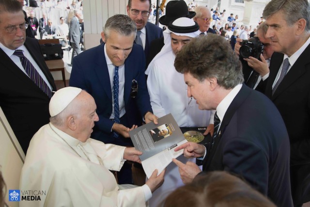 Helping Hand Coalition presents the “Book of Life” to Pope Francis, May 18, 2022 (Photo: Vatican Media)
