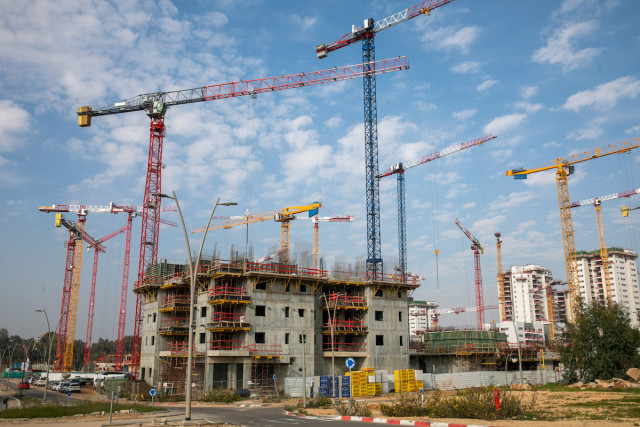 Illustrative view of a construction site in the central Israeli city of Be'er Ya'akov, Feb. 22, 2022. (Photo: Yossi Aloni/Flash90)