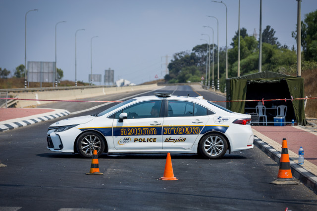 Israeli soldiers and police block roads near the border with the Gaza Strip, August 4, 2022. (Photo: Flash90)