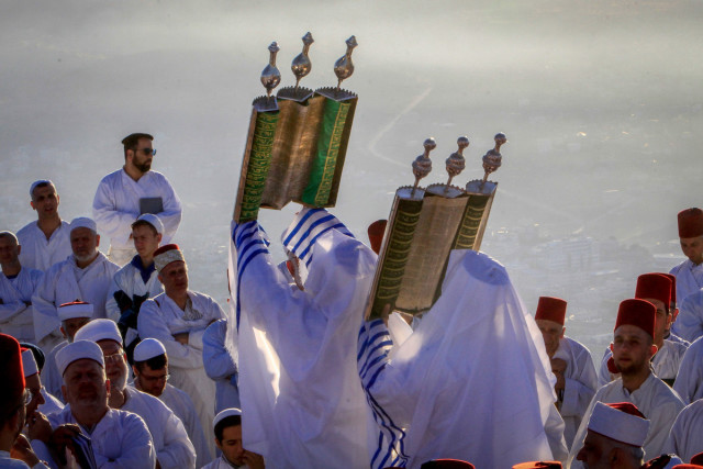 Samaritan worshipers gather at dawn on top of Mount Gerizim near Nablus, June 5, 2022, during celebrations of the holiday of Shavuot. (Photo: Nasser Ishtayeh/Flash90)