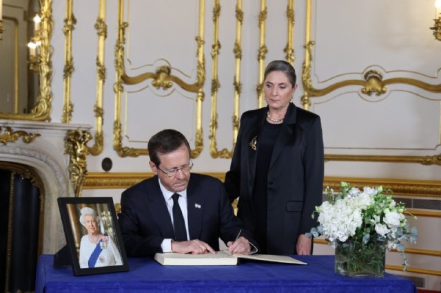 Israeli President Isaac Herzog signs a condolence book for Queen Elizabeth II in London, Sept. 18, 2022 (Photo: Rory Arnold/10 Downing Street)