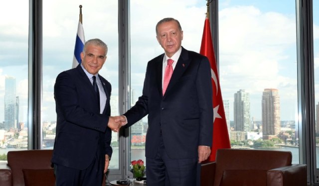 Israeli Prime Minister Yair Lapid and Turkish President Recep Tayyip Erdoğan meet on the sidelines of the UN General Assembly, Sept. 20, 2022. (Photo: Avi Ohayon/GPO)