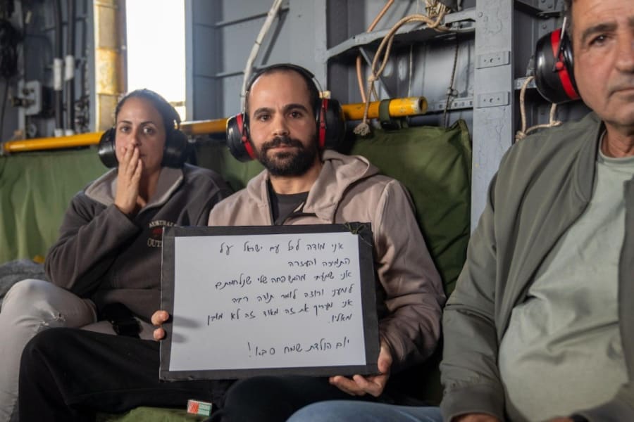 Yarden Bibas with his sister on a military helicopter heading home after being released from Hamas captivity (Photo: Maayan Toaf/GPO)