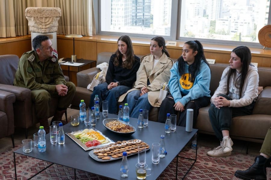 El Jefe de Estado Mayor de las FDI, Tte. Gral. Herzi Halevi se reunió el viernes con las mujeres soldados de vigilancia de las FDI Naama Levy, Agam Berger, Liri Albag y Karina Ariev, quienes fueron liberadas del cautiverio de Hamás en enero (Foto: FDI)