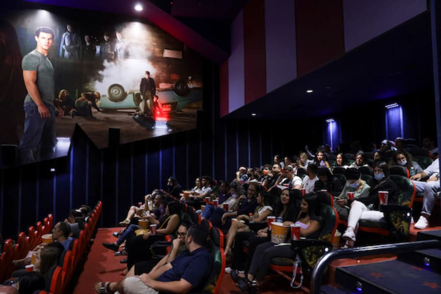 Israelis attend a movie at the Cinema City theater in Jerusalem on the official reopening night after 14 months of closure during the coronavirus pandemic, May 27, 2021. (Photo: Olivier Fitoussi/Flash90)
