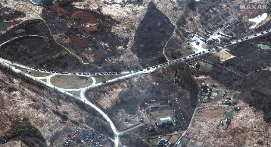 Satellite images show a Russian military convoy north of Kyiv. (Photo: Maxar)
