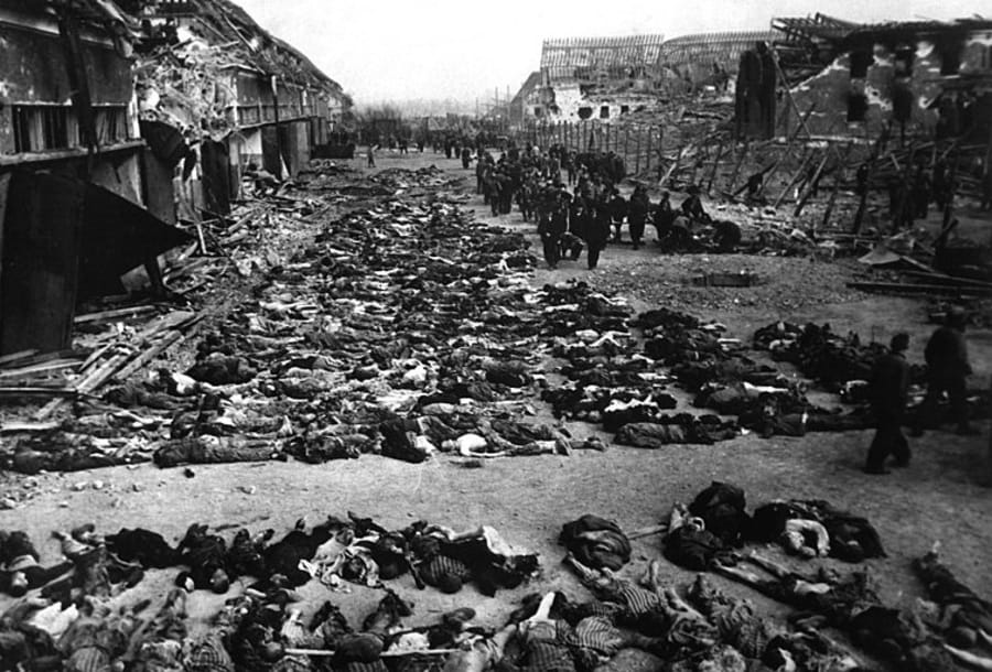Corpses in the courtyard of Nordhausen concentration camp. (Photo: Wikimedia Commons)