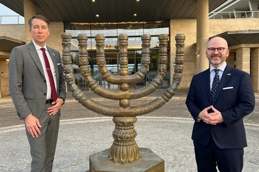 Sweden Democrats Richard Jomshof and Charlie Weimers outside the Knesset in Jerusalem (Photo: Charlie Weimers/Twitter)