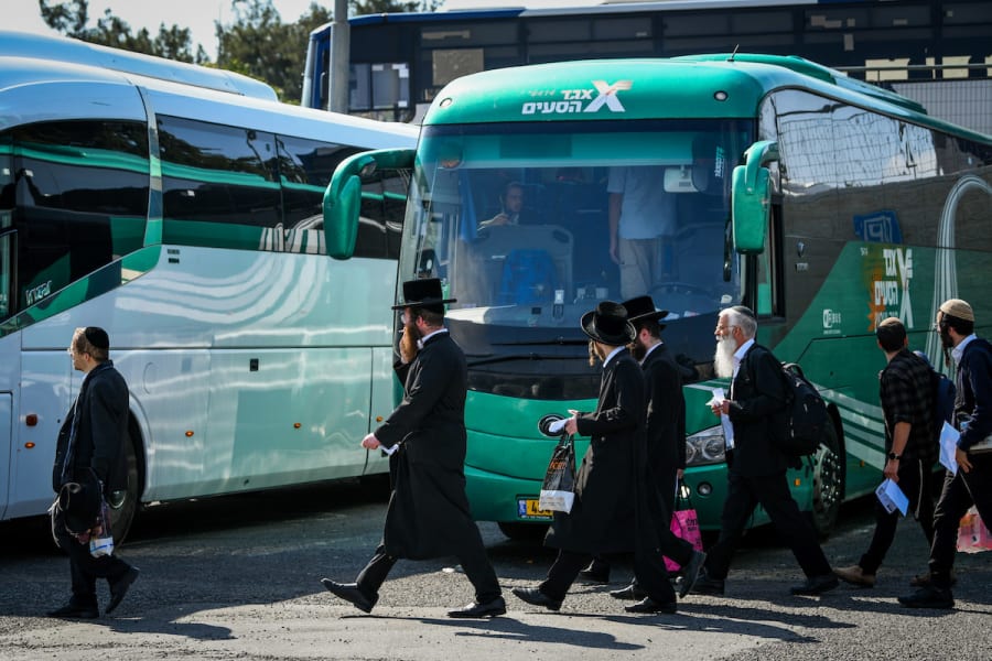 Illustrative - Ultra-Orthodox Jews board a bus in Jerusalem, May 8, 2023. (Photo: Arie Leib Abrams/Flash90)