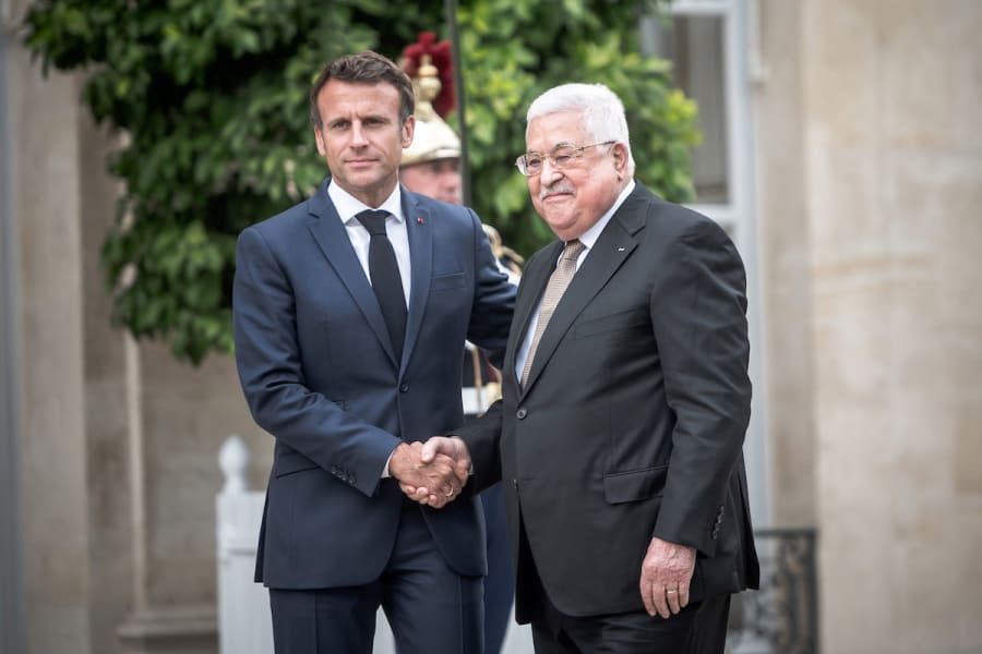Le président français Emmanuel Macron reçoit le président de l'Autorité palestinienne Mahmoud Abbas à Paris, le 20 juillet 2022 (Photo : Arthur Nicholas Orchard/Hans Lucas via Reuters).