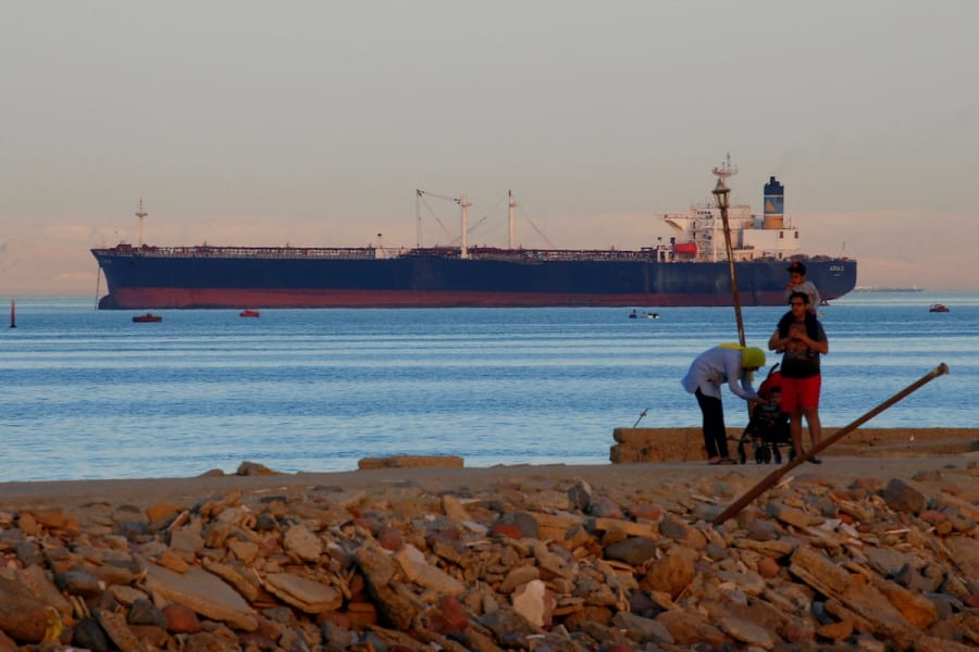 Un porte-conteneurs traverse le golfe de Suez en direction de la mer Rouge avant d'entrer dans le canal de Suez, à El Ain El Sokhna à Suez, à l'est du Caire, en Égypte, le 24 avril 2017. (Photo : REUTERS/Amr Abdallah Dalsh/File Photo)