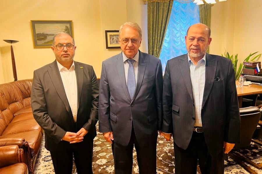 Les hauts responsables du Hamas, Bassem Naim et Moussa Abu Marzouk, et le vice-ministre russe des Affaires étrangères, Mikhail Bogdanov, se rencontrent pour discuter de la libération des otages étrangers, à Moscou, en Russie, sur cette image diffusée le 26 octobre 2023. (Photo : Hamas Handout/Handout via REUTERS)