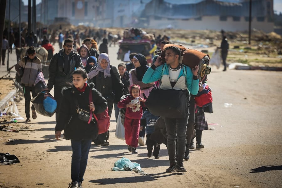 Illustrativ - Israelische Panzer sichern das Gebiet, während Palästinenser aus dem Kampfgebiet in Khan Younis nach Rafah fliehen, im südlichen Gazastreifen, 30. Januar 2024. (Foto: Atia Mohammed/Flash90)
