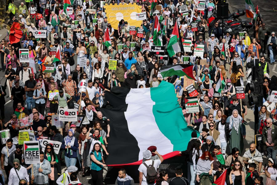 Des manifestants portent un grand drapeau palestinien lors d'une manifestation pro-palestinienne, dans le cadre du conflit actuel entre Israël et le Hamas, à Londres, en Grande-Bretagne, le 13 avril 2024. (Photo : REUTERS/Belinda Jiao)