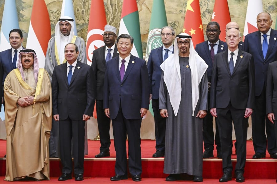 Le président chinois Xi Jinping (premier rang, C) et les chefs d'État arabes participent à une séance photo avant le Forum de coopération Chine-États arabes à la maison d'hôtes d'État Diaoyutai à Pékin, le 30 mai 2024. (Photo : Kyodo via Reuters)
