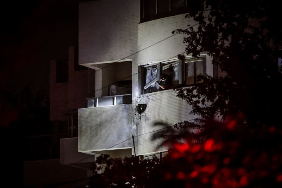 Israelische Sicherheits- und Rettungskräfte an dem Ort, an dem eine aus dem Libanon abgefeuerte Drohne ein Gebäude beschädigt hat, in Herzliya, 11. Oktober 2024. (Foto: Tal Gal/Flash90)