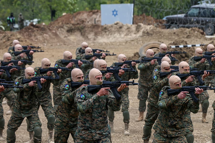 Des combattants du Hezbollah pro-iranien participent à un exercice militaire mis en scène dans un camp du village d'Aramta, dans le sud du Liban. Le spectacle a eu lieu avant le 23e "Jour de la libération", la célébration annuelle du retrait des forces israéliennes du Sud-Liban le 25 mai 2000. (Marwan Naamani/dpa via Reuters Connect)