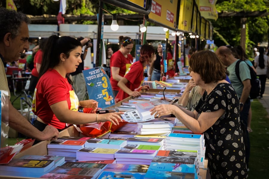Illustration - Des Israéliens participent à la semaine annuelle du livre hébraïque, à Sarona, Tel Aviv, le 18 juin 2023. (Photo : Avshalom Sassoni/ Flash90)