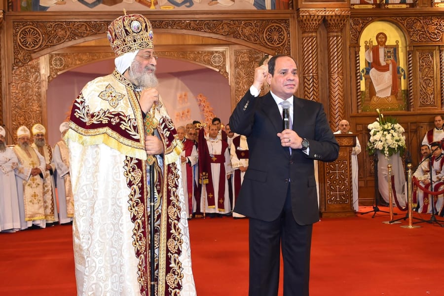 Le pope copte égyptien Tawadros II reçoit le président égyptien Abdel Fattah al-Sisi, à la nouvelle cathédrale copte "La Nativité du Christ" dans la nouvelle capitale administrative, à 45 km à l'est du Caire, en Égypte, le 6 janvier 2018. (Photo : La présidence égyptienne/Handout via REUTERS)