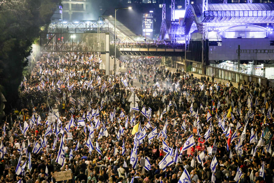 Des Israéliens bloquent l'autoroute Ayalon à Tel Aviv pour protester contre la décision du Premier ministre israélien Benjamin Netanyahu de limoger le ministre de la Défense Yoav Gallant, le 5 novembre 2024. Photo par Itai Ron/Flash90