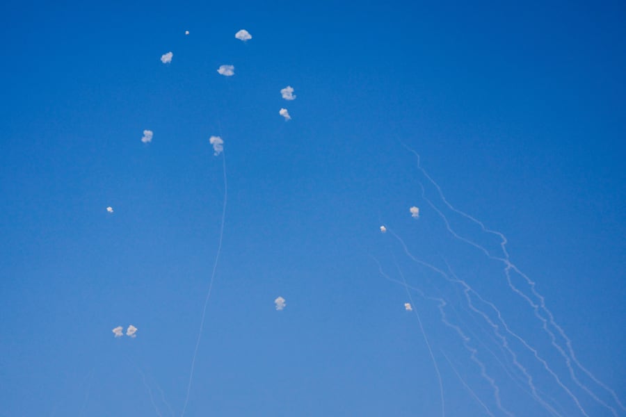 El sistema antimisiles israelí Cúpula de Hierro intercepta cohetes lanzados desde Líbano hacia Israel, en medio de las hostilidades entre Hezbolá e Israel, visto desde Haifa, norte de Israel, 7 de noviembre de 2024. REUTERS/Ammar Awad