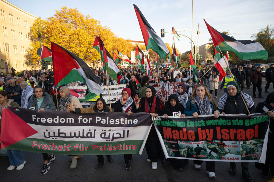 Manifestation pro-palestinienne avec des drapeaux et des banderoles, à Berlin, Allemagne, le 2 novembre 2024. (Photo : Christophe Gateau/DPA via Reuters)