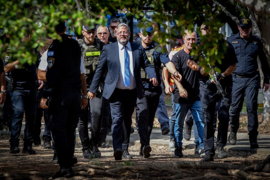 Der israelische Minister für nationale Sicherheit Itamar Ben Gvir am Tatort eines Messerangriffs in Holon, 4. August 2024. (Foto: Avshalom Sassoni/Flash90)