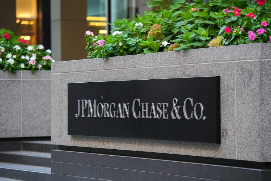 JPMorgan Chase sign in front of its headquarters in New York, 2022. (Photo: Shutterstock)