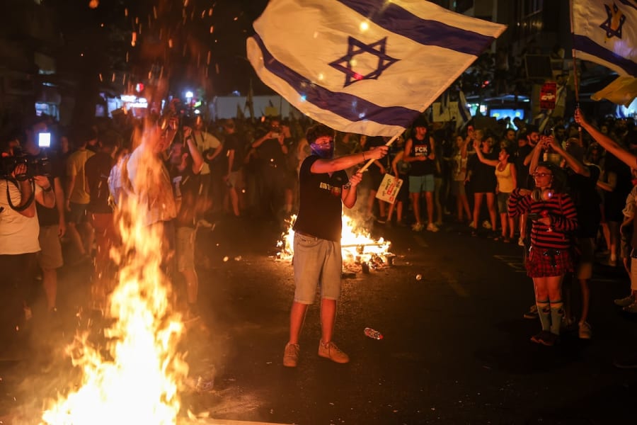Demonstranten protestieren vor dem Likud-Hauptquartier in Tel Aviv am 2. September 2024 gegen Premierminister Benjamin Netanjahu, die derzeitige israelische Regierung und für die Freilassung der im Gazastreifen als Geiseln festgehaltenen Israelis. (Foto: Itai Ron/Flash90)