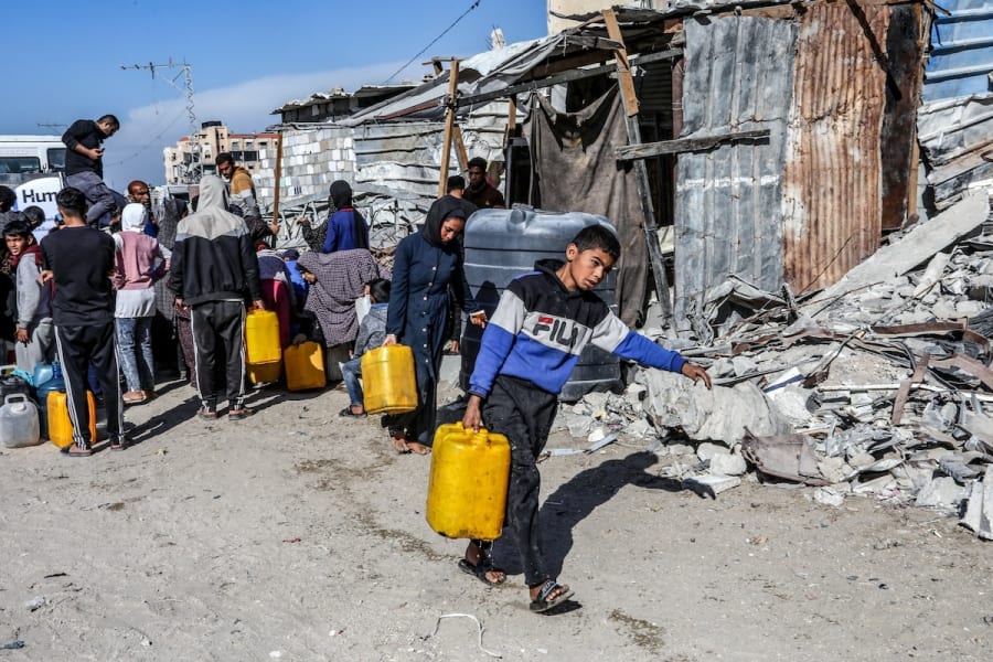 Palestinians collect drinking water in Khan Younis, in the southern Gaza Strip, December 4, 2024. Photo by Abed Rahim Khatib/Flash90