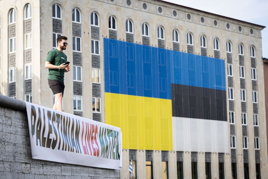 Un pro-palestinien sur la place de la Liberté, à Tallinn, en Estonie, le 1er juin 2024. (Photo : Madis Veltman/Postimees/Scanpix Baltics via Reuters)