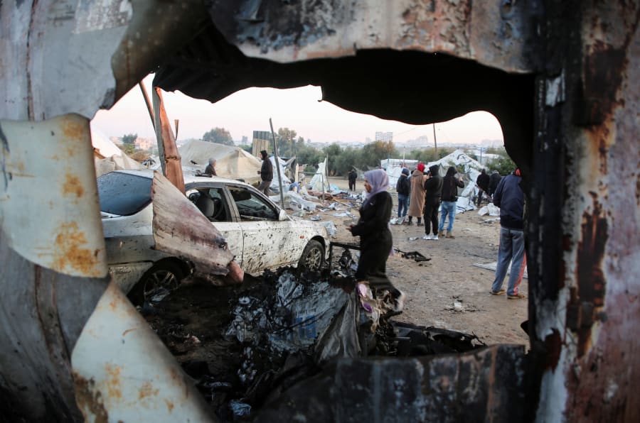 Palästinenser begutachten die Schäden in einem Zeltlager für Vertriebene nach einem israelischen Angriff inmitten des Konflikts zwischen Israel und der Hamas im Gebiet Al-Mawasi in Khan Younis im südlichen Gazastreifen, 2. Januar 2025. REUTERS/Hatem Khaled