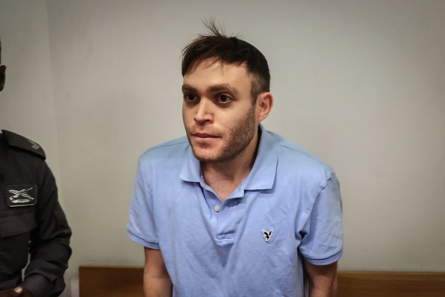 Aaron "Ari" Rosenfeld, l'un des suspects dans l'affaire de la fuite de documents classifiés, arrive dans la salle d'audience du tribunal de district de Tel Aviv le 7 janvier 2025. Photo par Koko/Flash90