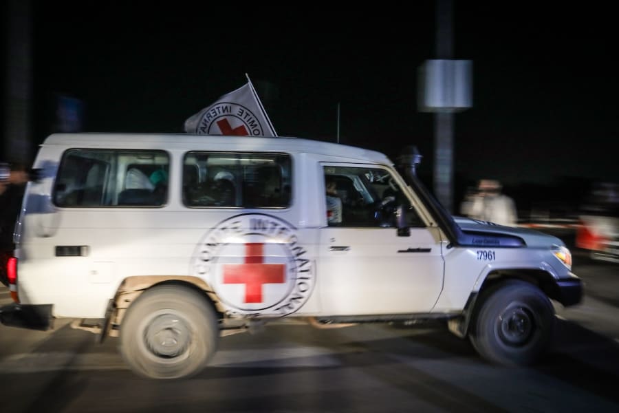 Fahrzeuge des Roten Kreuzes mit freigelassenen Geiseln, die als erste im Rahmen einer Vereinbarung mit der Hamas freigelassen wurden, am Grenzübergang Rafah, Gazastreifen, 30. November 2023. (Foto: Abed Rahim Khatib/Flash90)