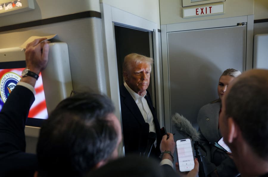 US-Präsident Donald Trump spricht mit Reportern an Bord der Air Force One während eines Fluges von Las Vegas, Nevada, nach Miami, Florida, USA, am 25. Januar 2025. REUTERS/Leah Millis