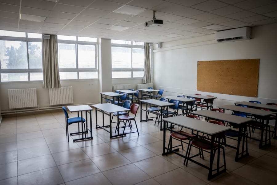 Blick in ein leeres Klassenzimmer einer Schule in Jerusalem während eines Streiks am 1. September 2024. Foto: Chaim Goldberg/Flash90