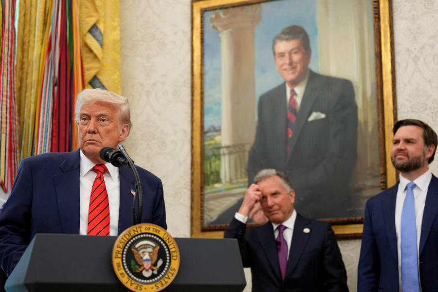 Le président américain Donald Trump s'exprime lors de la cérémonie de prestation de serment de l'envoyé spécial Steve Witkoff dans le bureau ovale de la Maison Blanche à Washington, D.C., États-Unis, le 6 mai 2025. (Photo : Reuters)